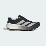 Championes de trail running Adidas Terrex Agravic 4, color negro con las icónicas tres tiras en gris y mediasuela con degradado de blanco a negro. Presentan exterior de tela con refuerzos de TPU, tecnología Lightstrike en la mediasuela y suela de caucho Continental para mayor tracción.