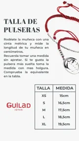 Pulsera de acero plateado con eslabones tipo cadena y placa central rectangular con detalle de fibra de carbono y diseño calado.