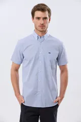 Camisa a cuadros de manga corta en tono celeste, con cuello abotonado y bolsillo frontal en el pecho que incluye un sutil bordado.