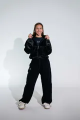 Pantalón de jogging negro de corte holgado, con cintura elástica ajustable mediante cordón y logo pequeño estampado en la pierna derecha.