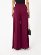 Pantalón de pierna ancha color borgoña, con pretina elastizada.