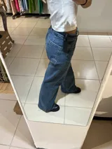 Pantalón de jean azul de corte wide leg.