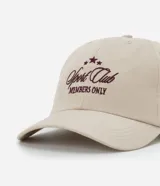 Gorra de béisbol color beige con visera curva y bordado frontal en color bordó que dice "Sport Club members only" y tres estrellas. Tiene cierre ajustable tipo strapback.