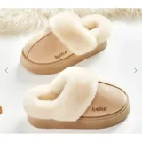 Pantuflas altas para mujer con plataforma, confeccionadas en gamuza sintética de color rosado y forradas internamente con corderito sintético beige. Presentan un diseño cerrado sin talón y el texto 'breze' bordado en el lateral.