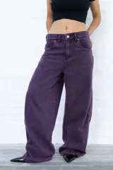 Jean de tiro bajo color violeta oscuro, con corte holgado y estilo wide leg.