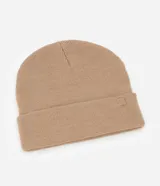 Gorro de punto de estilo beanie, color bordó, con borde plegado y etiqueta decorativa aplicada.