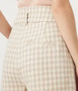 Short de tiro alto confeccionado en tejido tweed con estampado pied-de-poule. Presenta una cinturilla ancha con trabillas y un corte estructurado de estilo sastrero.