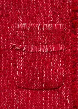 Chaqueta de tweed color rojo, de diseño recto, cuello redondo y manga larga. Cuenta con terminaciones deshilachadas y cuatro bolsillos de parche delanteros.