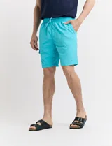 Short de baño verde agua con un bolsillo lateral con solapa y cordón ajustable en la cintura.