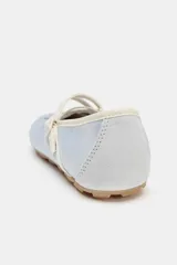 Bailarina deportiva de estilo casual confeccionada en tejido con efecto satinado color celeste. Presenta tiras elásticas cruzadas en el empeine con cierre mediante hebilla, puntera redonda y suela de goma color tostado.