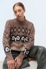 Sweater marrón con cuello redondo y diseño geométrico en tonos beige, negro y blanco.