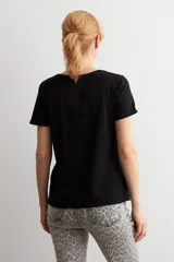 Remera de algodón con escote redondo a la base y mangas cortas, de corte clásico y ajuste cómodo.