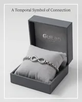 Pulsera de eslabones de acero con dije central en forma de símbolo de infinito.