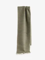 Bufanda de estilo clásico en color beige, confeccionada en tejido suave y cálido, con detalle de flecos en los extremos.