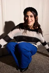 Sweater ligero bicolor con detalles a contratono y costuras tipo zigzag.