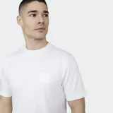 Remera negra de manga corta con cuello redondo y un pequeño parche cuadrado con el logo de Castore en relieve en el pecho.