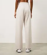 Pantalón deportivo Get Over de corte recto, confeccionado en microfibra con acabado peach touch. Presenta cintura alta con pretina ancha, pinzas discretas y caída amplia.