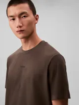 Remera de manga corta Calvin Klein confeccionada en tejido de piqué, con cuello redondo y logo de la marca bordado sutilmente en el centro del pecho.