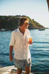 Camisa de lino de manga larga, con cuello clásico y cierre frontal de botones de coco natural. Presenta un diseño ligero y fresco, ideal para climas cálidos.