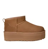 Botas de caña baja confeccionadas en ante de alta calidad, con plataforma elevada y forro interior de lana suave. Presentan un diseño minimalista con costuras visibles y tirador trasero.