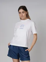 Remera blanca de corte cuadrado con cuello redondo y logo 'calvin klein jeans' estampado en azul.
