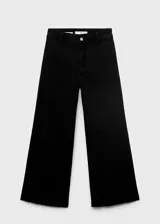 Pantalón jeans de tiro alto con diseño culotte y bajo deshilachado. Cuenta con cierre frontal de cremallera y botón, trabillas para cinturón y bolsillos traseros.