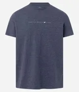 Remera de corte comfort, color azul marino jaspeado, con cuello redondo, manga corta y estampa pequeña localizada en el centro del pecho.