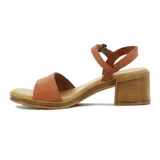 Sandalia de cuero marrón con taco ancho de 5 cm, plataforma de 1 cm, tira frontal ancha y tira ajustable al tobillo con hebilla metálica.