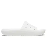 Sandalias Crocs modelo Classic, color blanco, con diseño deslizante y perforaciones en la parte superior para personalización con Jibbitz.