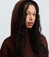 Buzo de algodón con felpa, color bordó, con capucha estructurada, bolsillo canguro delantero y puños canelados.