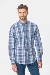 Camisa de manga larga con estampado de cuadros en tonos azules, grises y marrones. Presenta cuello abotonado, bolsillo frontal en el pecho y botones personalizados.