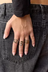 Anillo ajustable de acero quirúrgico hipoalergénico, color dorado, con diseño orgánico y calado.