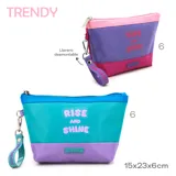 Cartuchera Trendy con diseño estampado en tonos celeste y lila, con cierre superior y correa de mano.