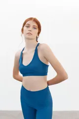 Top deportivo azul con textura acanalada y tirantes anchos.