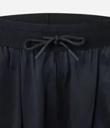 Bermuda deportiva para hombre, color bordó, con tecnología Dry que facilita la evaporación del sudor. Presenta cintura elástica con cordón interno, bolsillos y estampa lateral con lettering.