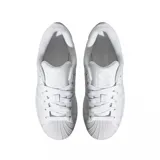 Championes Adidas modelo Superstar, de diseño clásico en color blanco total, con la icónica puntera de goma y las tres bandas laterales perforadas.