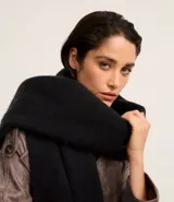 Bufanda larga de fleece color negro, con flecos en los extremos y etiqueta con lettering "I'm Cold".