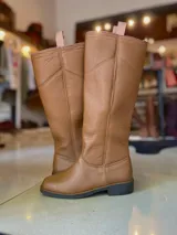 Botas altas de montar de cuero color marrón, con diseño plano y suela de goma.