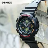 Reloj analógico-digital Casio G-Shock con caja y malla de resina negra. Presenta una esfera robusta con detalles en rojo y naranja, resistencia a impactos y al agua hasta 200 metros.