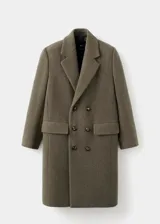 Abrigo largo de corte recto en color verde militar, confeccionado en tejido mezcla de lana. Cuenta con cuello de solapa con muesca, cierre cruzado de doble botonadura, mangas largas y dos bolsillos con solapa en la parte frontal.
