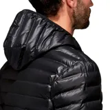 Campera Adidas acolchada negra con capucha, cierre frontal y logo blanco en el pecho. Diseño plegable y bolsillos frontales con salida para auriculares.