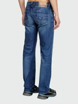 Jeans Diesel modelo 1985 Larkee, corte recto, color azul con efecto de lavado y desgaste.