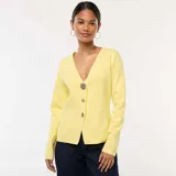 Cárdigan amarillo de punto de canalé con escote en V, cierre frontal con botones y mangas largas.