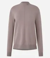 Suéter verde oscuro de punto con cuello alto y mangas largas.