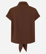 Blusa de manga corta con cuello camisero, abotonadura frontal y detalle de lazo anudado en el bajo. Confeccionada en tejido texturizado con caída fluida.