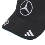 Gorro de béisbol Adidas Motorsport color negro, con logo de Mercedes Benz bordado en blanco en el frente, logo de Adidas bordado en blanco en la visera y número 63 bordado en la visera.