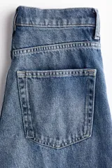 Jean tobillero Barrel High Ankle de denim de algodón rígido, color azul con lavado claro degradado. Cuenta con diseño curvo y voluminoso en las piernas, tiro alto, cinco bolsillos, raya marcada adelante y atrás y cierre de botones.