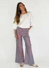 Pantalón acampanado color gris con reflejos rosados.