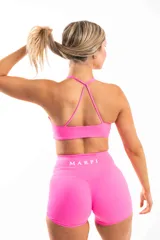 Short deportivo tiro alto color fucsia con logo de la marca en la parte trasera de la cintura.