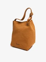 Bolso marrón de algodón y cuero, tipo bucket, con asa superior fija con eslabón metálico y cierre interno con botón a presión.